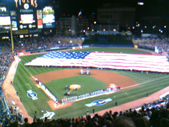 Chicago White Sox's Geoff Blum kisses the World Series trophy as the White  Sox celebrate their 1-0 win over the Houston Astros in game 4 of the World  Series, October 26, 2005